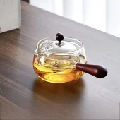 قوری شیشه‌ای دسته چوبی